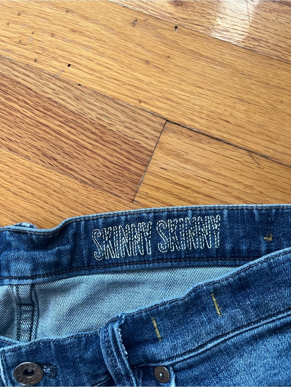 Madewell Women's Skinny Jeans in Medium Blue Wash - Picture 3 of 6